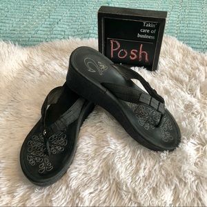 Olukai Pale Lio Black Wedge Sandal